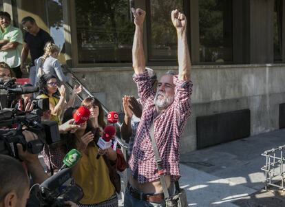 El actor Willy Toledo atiende a los medios de comunicación tras declarar hoy ante el juzgado de instrucción número 11 de Madrid acusado de vejación contra los sentimientos religiosos.