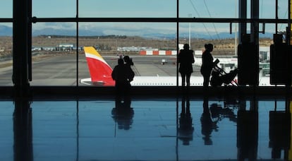 Vista al exterior de Barajas desde la terminal 4 del aeropuerto madrileño.