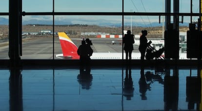 Vista al exterior de Barajas desde la terminal 4 del aeropuerto madrile&ntilde;o.