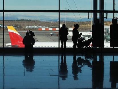 Vista al exterior de Barajas desde la terminal 4 del aeropuerto madrile&ntilde;o.