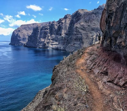 Un senderista en los acantilados de Los Gigantes.