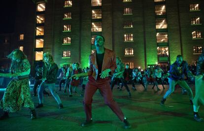 HYJ001. LONDRES (R.UNIDO), 31/10/2016.- Cien bailarines profesionales disfrazados de zombies representan "Thriller" de Michael Jackson para celebrar el Halloween hoy, 31 de octubre de 2016, en la Plaza Granary de Londres. EFE/HAYOUNG JEON