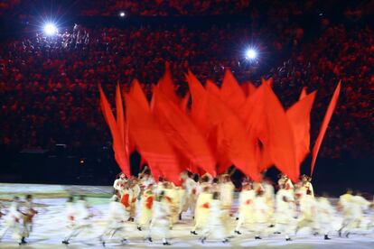 Bailarines realizan movimientos de forma geométrica durante la ceremonia de apertura de los Juegos Olímpicos de Río.