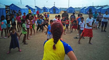 Una monitora dirige una clase de baile para niños y adolescentes en el albergue de Jaramijó.