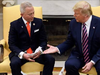 El presidente Donald Trump la tiende la mano en la Casa Blanca al congresista Jeff Van Drew, que se ha cambiado al Partido Republicano.
