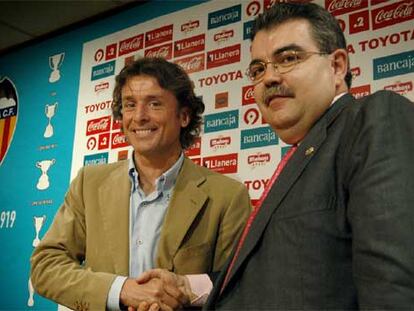 Amadeo Carboni estrecha la mano de Juan Bautista Soler, presidente del Valencia, en su presentación.