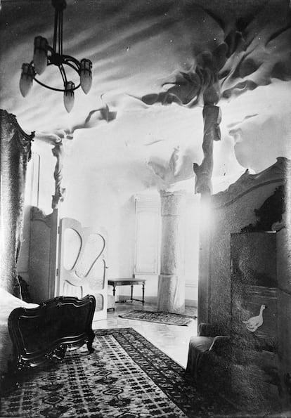 Habitación de Roser Segimon, con la cama que ahora han depositado sus herederos en La Pedrera, antes de 1927, cuando mandó acabar con los techos de escayola de Gaudí y Jujol.