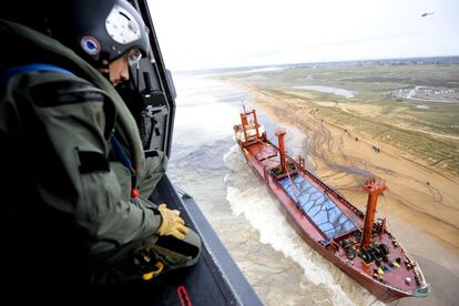 El carguero 'TK Bremen', tras encallar en la playa de Erdeven, en la costa de Bretaña (Francia)