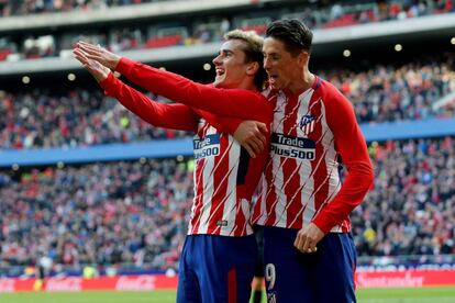 Fernando Torres y Antoine Griezmann, festejan el primer gol del galo durante el partido.
