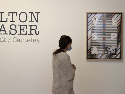 Una mujer observa el cuadro "50 aniversario de la Vespa" de 1996, uno de los que forman parte de la exposición monográfica del diseñador.
