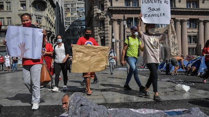 Manifestantes protestam contra a crise no Brasil, no centro de São Paulo, em meio a moradores de rua.