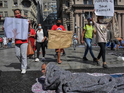 Manifestantes protestam contra a crise no Brasil, no centro de São Paulo, em meio a moradores de rua.