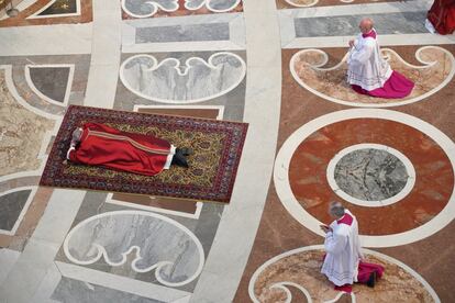 El papa Francisco asiste a la celebración de la Pasión del Señor en la Basílica de San Pedro (Ciudad del Vaticano), el 19 de abril de 2019.