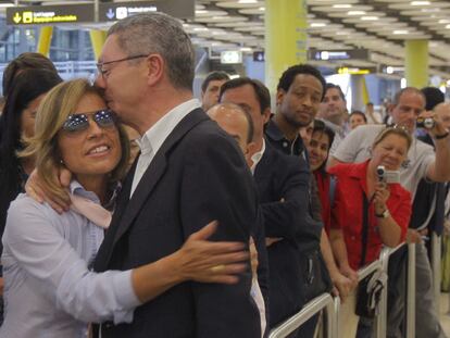El alcalde, Alberto Ruiz-Gallardón, abraza emocionado a la concejal de Medio Ambiente, Ana Botella, a su regreso a Madrid tras la derrota olímpica.