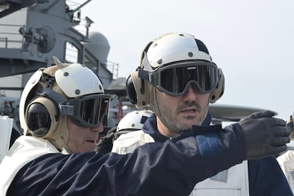 El ministro de Defensa argentino, Luis Petri, abordo del portaaviones norteamericano USS George Washington, el 30 de mayo de 2024 en aguas territoriales argentinas.
