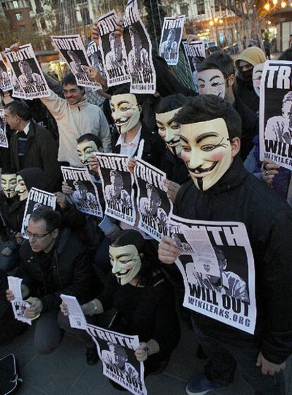 Ciberactivistas de Freewikileaks y de Anonimous, ayer en la plaza del Ayuntamiento.