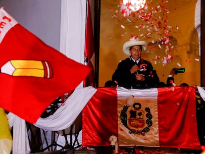 Pedro Castillo saluda a sus seguidores desde su sede de campaña en Lima, Perú, la noche del lunes.