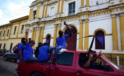 Forças do Governo circulam pela cidade de Masaya no dia após sua libertação, no dia 18 de julho.