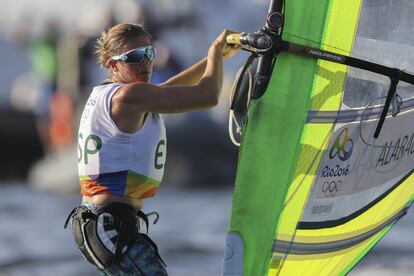 Marina Alabau durante la competición de la clase RS-X de vela.