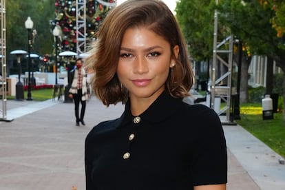 Zendaya también se ha cortado el pelo y ha apostado por una melenita despeinada.