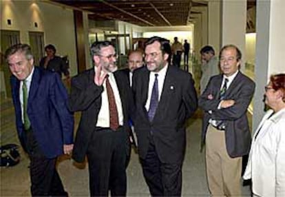 El presidente de los rectores, Saturnino de la Plaza (tercero desde la izquierda) con un grupo de rectores, ayer.