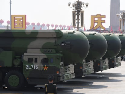 Lanzaderas de misiles intercontinentales chinos con capacidad nuclear, durante un desfile militar en Pekín.