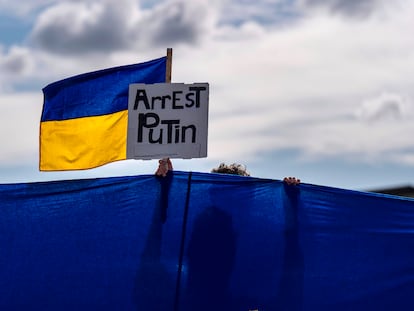 Un manifestante en la protesta contra Putin en Anchorage, el viernes.
