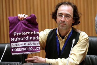 Xesús Domínguez, portavoz de la coordinadora de plataformas de afectados por las preferentes en Galicia, en su comparecencia ante la Comisión de investigación de la crisis financiera del Congreso.