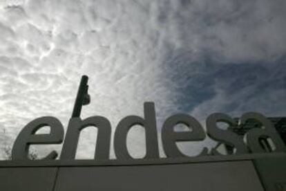 Endesa España, controlada a su vez por la italiana Enel, posee actualmente el 60,62 % de Enersis, su brazo inversor en Latinoamérica. EFE/Archivo