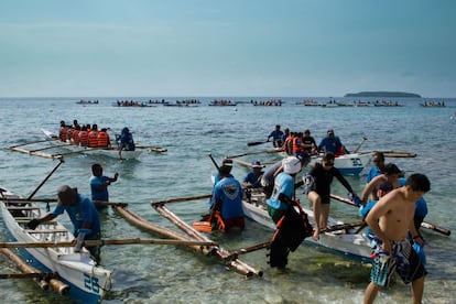 La facilidad para interactuar con los peces gigantes y lo asequible del precio (7 euros para locales y 11 para extranjeros), ha llevado más de 1.500 visitantes diarios a Oslob desde que empezara este turismo en 2011.