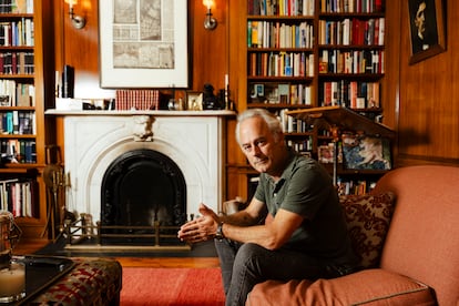 El escritor Amor Towles, en su casa de Manhattan el pasado 13 de agosto.