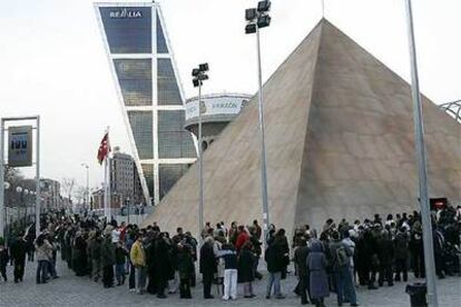 Una larga fila de público aguarda ante la entrada de la exposición <i>Faraón,</i> en la Fundación Canal, en la plaza de Castilla.