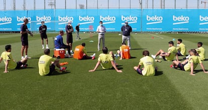 Bartomeu, en su visita del sábado a los futbolistas del Barça en la ciudad deportiva.