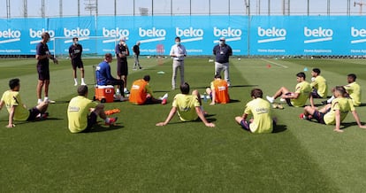 Bartomeu, con la plantilla del Barcelona el pasado mayo.