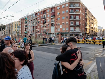 Vecinos de las localidades de Alfafar y Sedaví, ambas en el área metropolitana de València, se concentraron el pasado jueves en el paso a nivel donde murió arrollada una joven de 20 años un día antes.