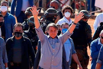 O presidente Jair Bolsonaro cumprimenta apoiadores durante a inauguração de um hospital federal de campanha em Águas Lindas, Goiás, nesta sexta-feira.