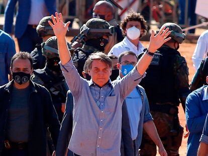 O presidente Jair Bolsonaro cumprimenta apoiadores durante a inauguração de um hospital federal de campanha em Águas Lindas, Goiás, nesta sexta-feira.