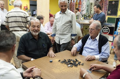 Uno de los hombres más ricos del mundo, Carlos Slim, de negro, y Olegario Vázquez Raña, sentado a la derecha, durante una de sus partidas de dominó en Avión, en 2017.