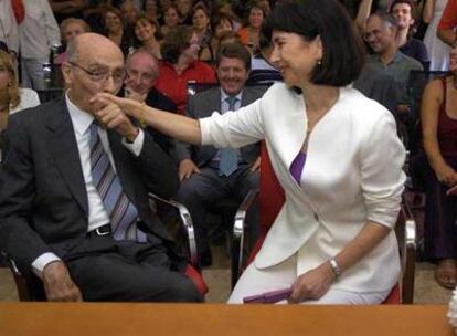José Saramago besa la mano de Pilar del Río ayer, después de su boda civil.