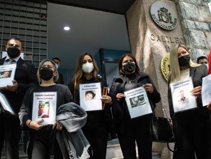 Vista de padres de los niños que murieron en un incendio en la Guardería ABC, a su salida hoy de una reunión en el Consulado de España en la Ciudad de México (México).