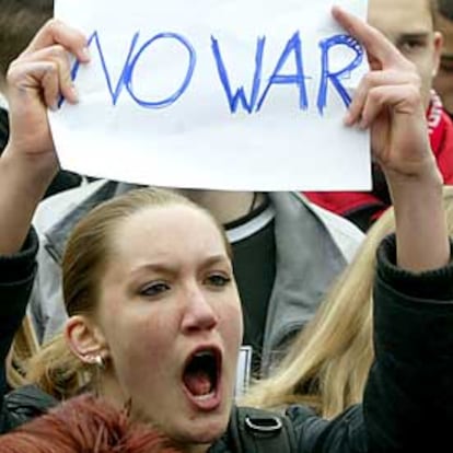 Una estudiante alemana muestra un cartel de "no a la guerra" durante una manifestación en Colonia (Alemania).