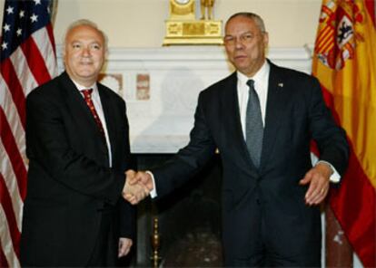 Miguel Ángel Moratinos y Colin Powell se saludan en la sede del Departamento de Estado, en Washington.