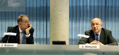 Joaquín Almunia (d) Javier Solana, este viernes en la sede de ESADE de Madrid.