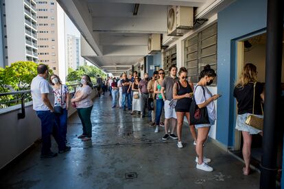 Ciudadanos esperan a votar en una casilla en São Paulo.