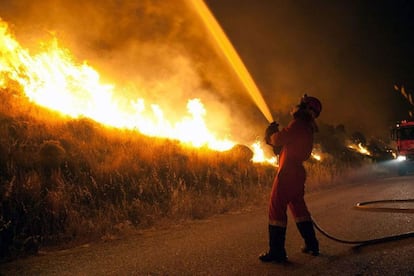 Fotografía facilitada por Unidad Militar de Emergencias de efectivos de la Unidad atacando el fuego del incendio que afecta a la Sierra de la Tramuntana de Mallorca desde el pasado viernes y que ha quedado estabilizado hoy en un 80 %, aunque sigue inestable una parte de la finca pública de Galatzó, mientras los vecinos de Estellencs desalojados comienzan a volver a sus casas.