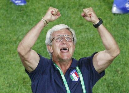 Marcello Lippi, emocionado tras ganar a Alemania en la semifinal del Mundial de 2006