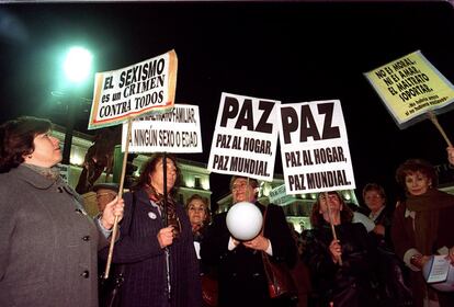 Manifestantes en la Puerta del Sol de Madrid en contra de los malos tratos a mujeres y de la violencia domstica, bajo el lema "Por una Ley Integral contra la violencia de Gnero", en 2001.