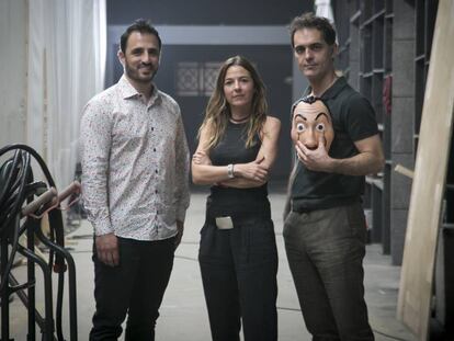 Diego Ávalos, diretor de conteúdo original da Netflix na Europa, Cristina López, produtora, e o ator Pedro Alonso, no set de ‘La Casa de Papel’.
