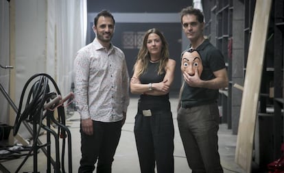 Diego Ávalos, diretor de conteúdo original da Netflix na Europa, Cristina López, produtora, e o ator Pedro Alonso, no set de ‘La Casa de Papel’.