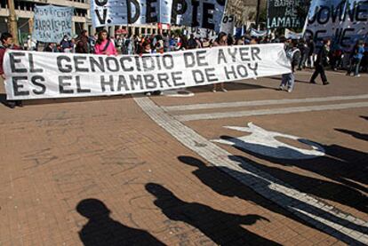 <i>Piqueteros</i> se manifiestan en la plaza de Mayo el pasado jueves con una pancarta que hace referencia a los desaparecidos durante la dictadura.